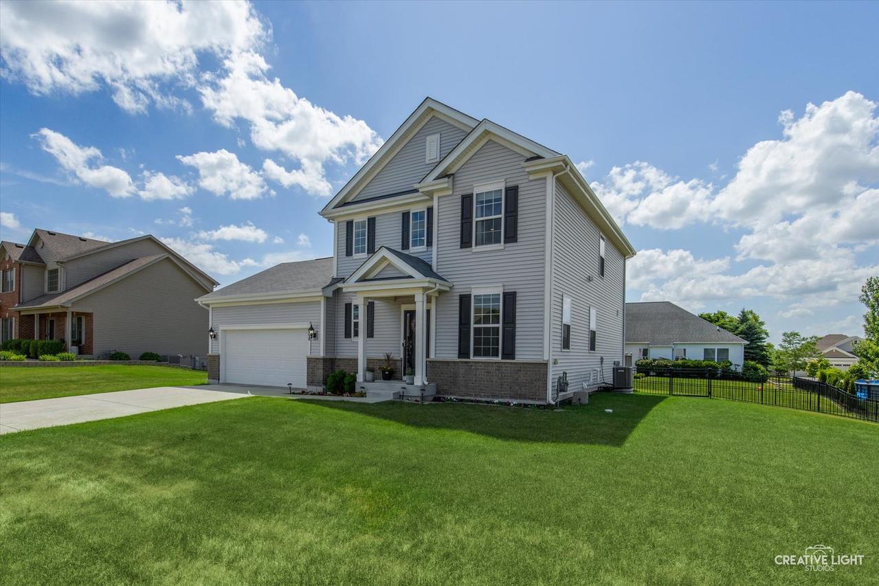 808 Karen Dr., Hampshire, IL 60140