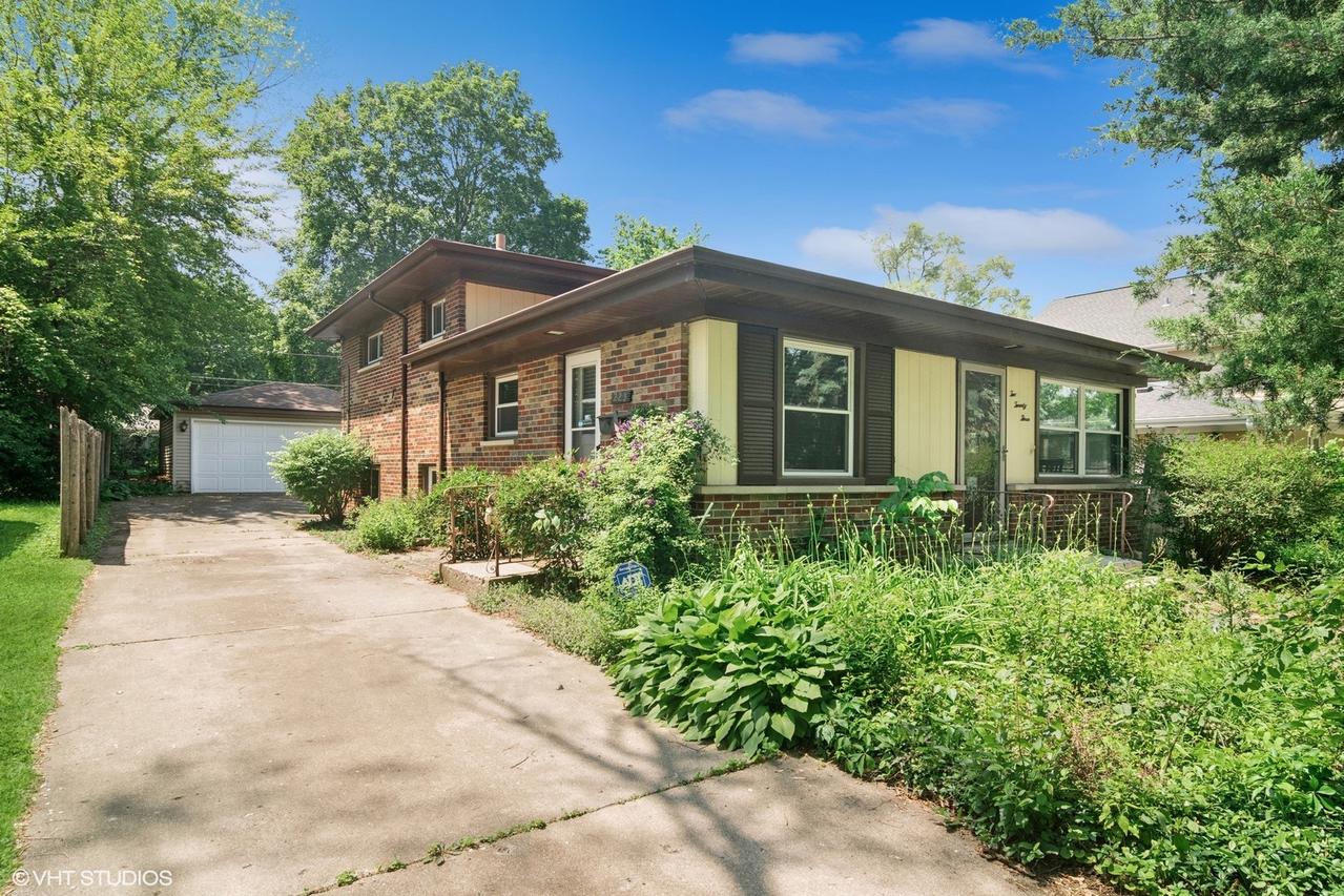 223 Kenloch Ave., Libertyville, IL 60048
