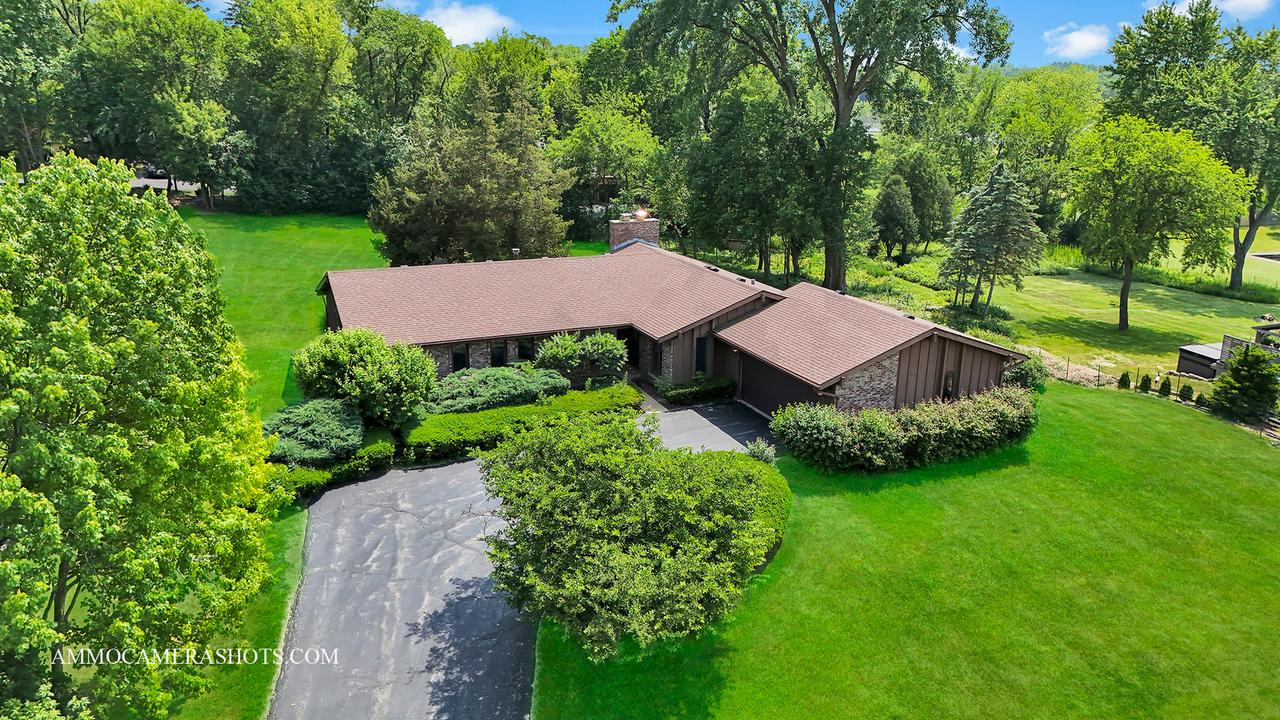165 Harbor Dr., Lake Barrington, IL 60010