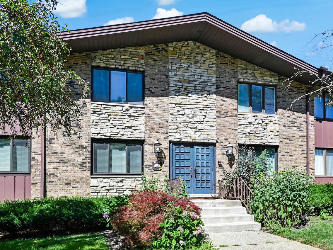 1640 Royal Oak Rd. #4, Darien, IL 60561