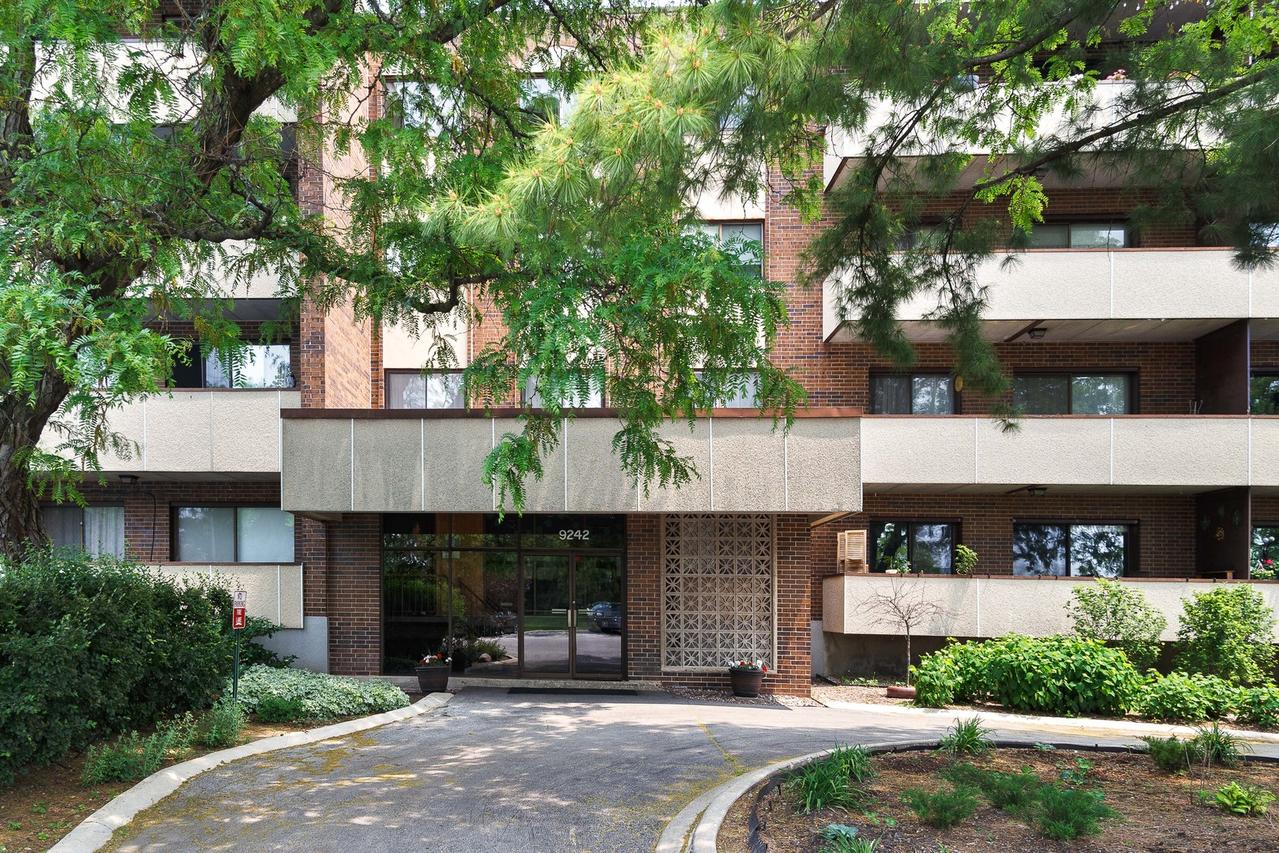 9242 W Gross Point Rd. #307, Skokie, IL 60077