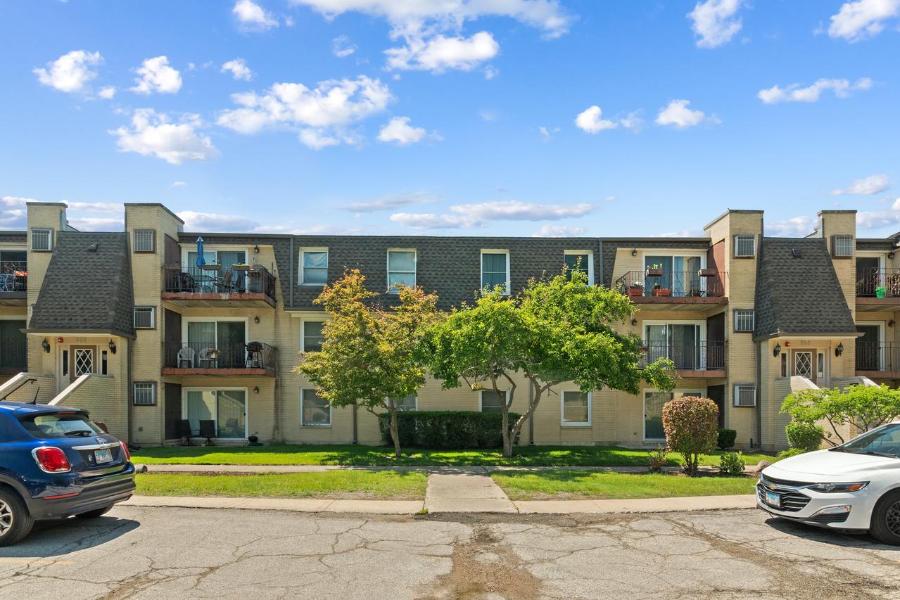 808 N River Rd. #2A, Mount Prospect, IL 60056