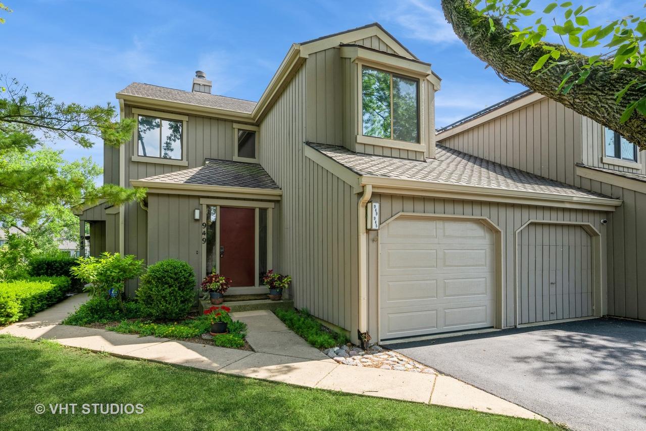 949 Fairway Cir., Lake Barrington, IL 60010