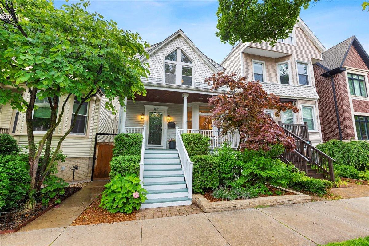 1828 W Barry Ave., Chicago, IL 60657