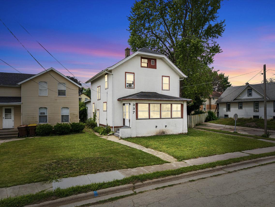 337 W American St., Freeport, IL 61032
