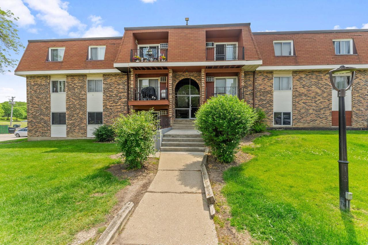 1195 Meadow Ln. #213, Hoffman Estates, IL 60169