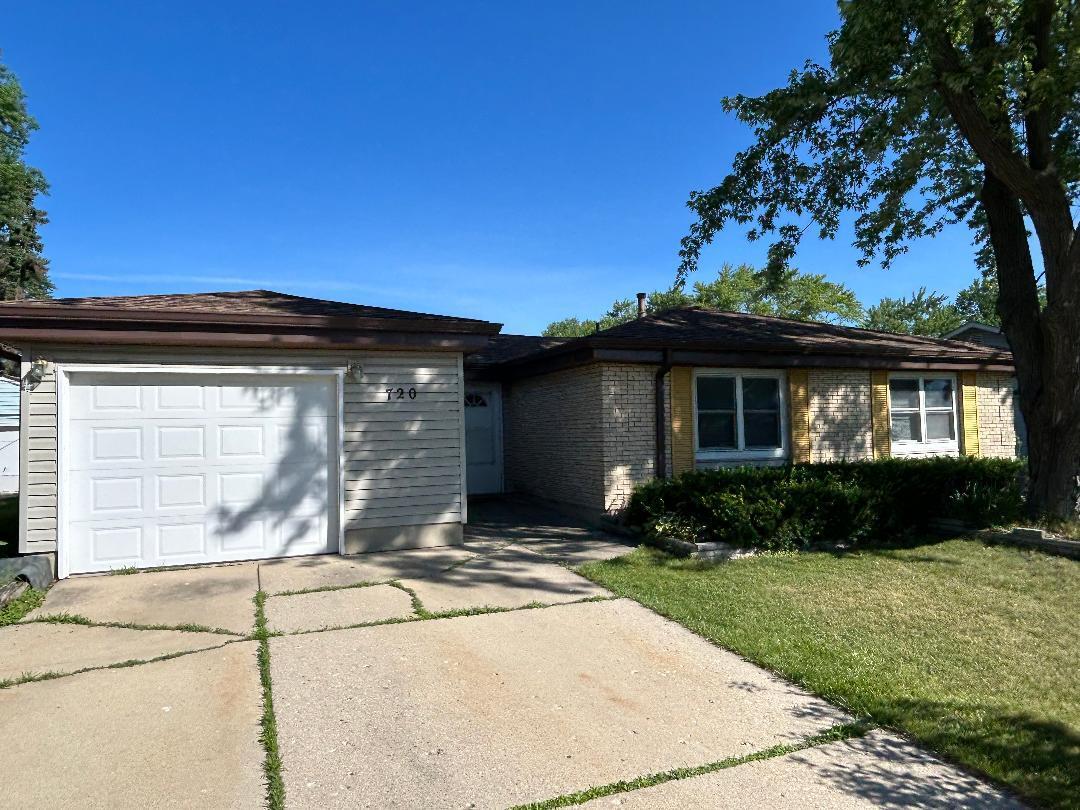 720 Wildwood Ln., Streamwood, IL 60107