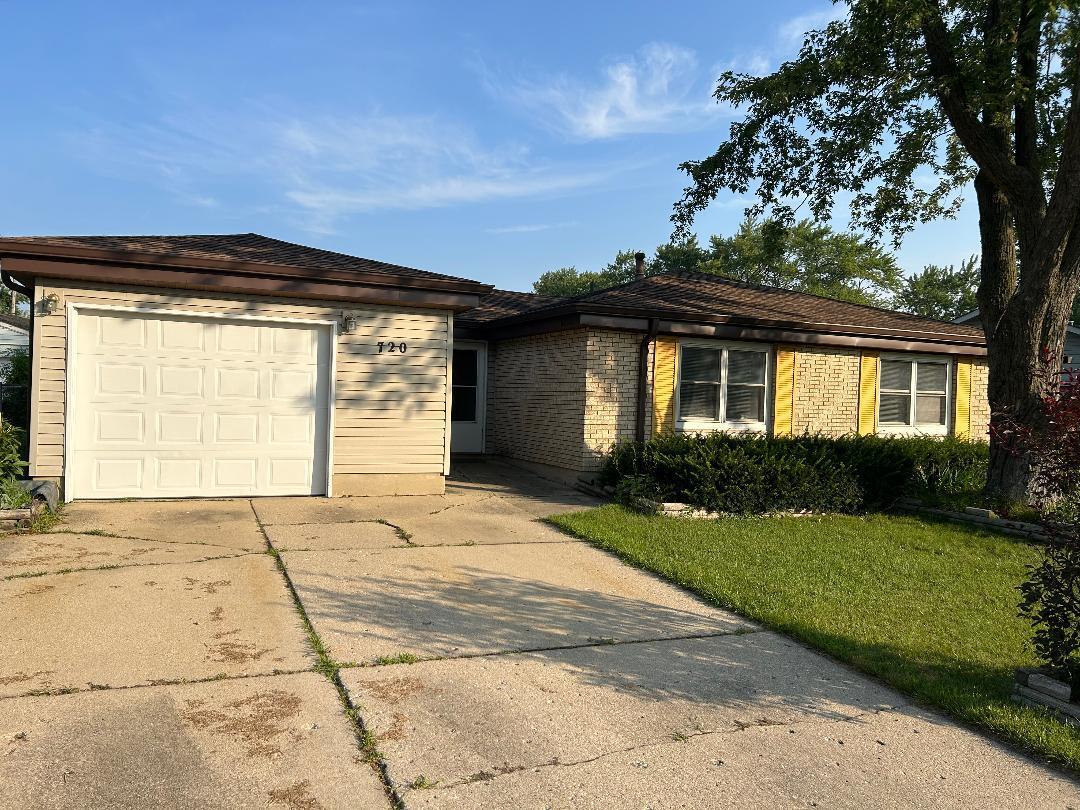 720 Wildwood Ln., Streamwood, IL 60107