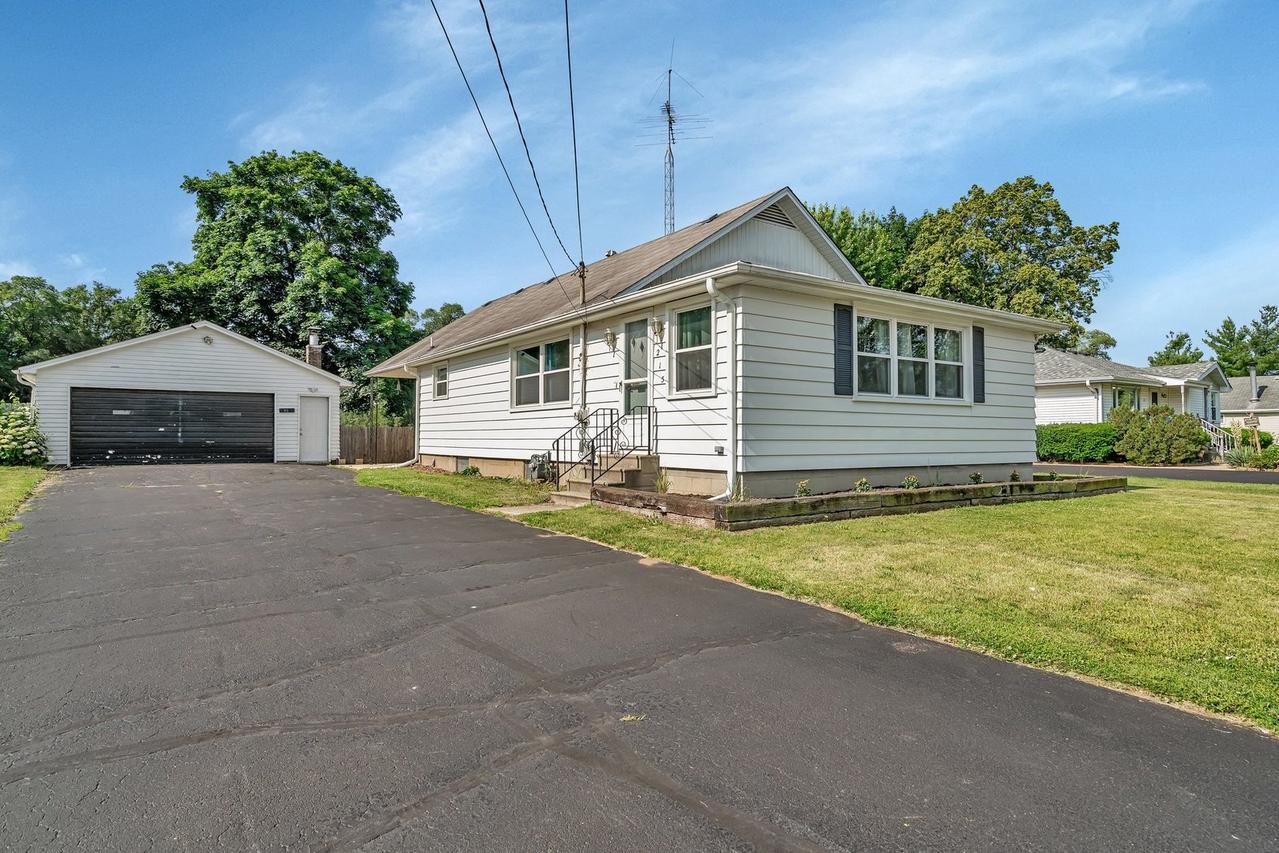215 W Southmor Rd., Morris, IL 60450