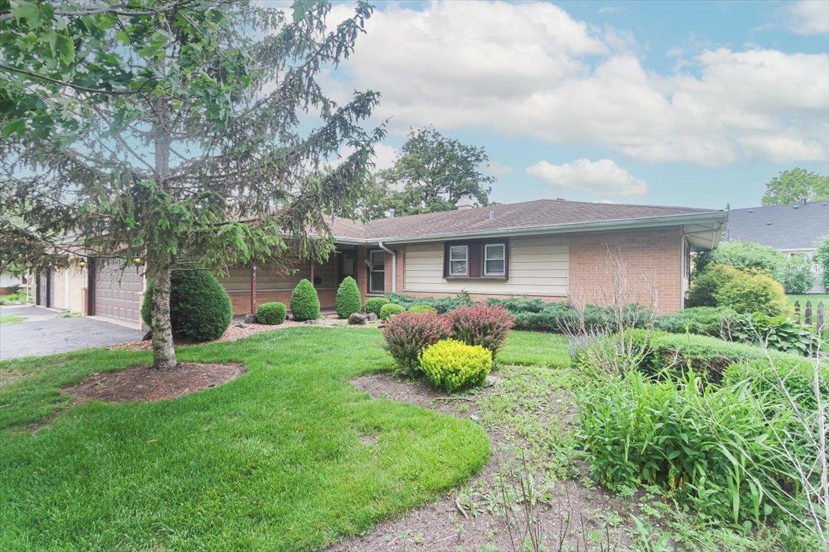 69 Grange Rd., Elk Grove Village, IL 60007