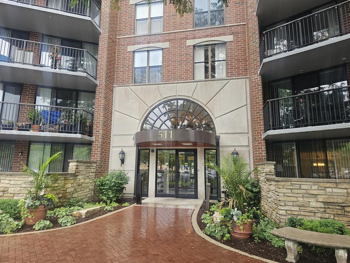 511 Aurora Ave. #410, Naperville, IL 60540