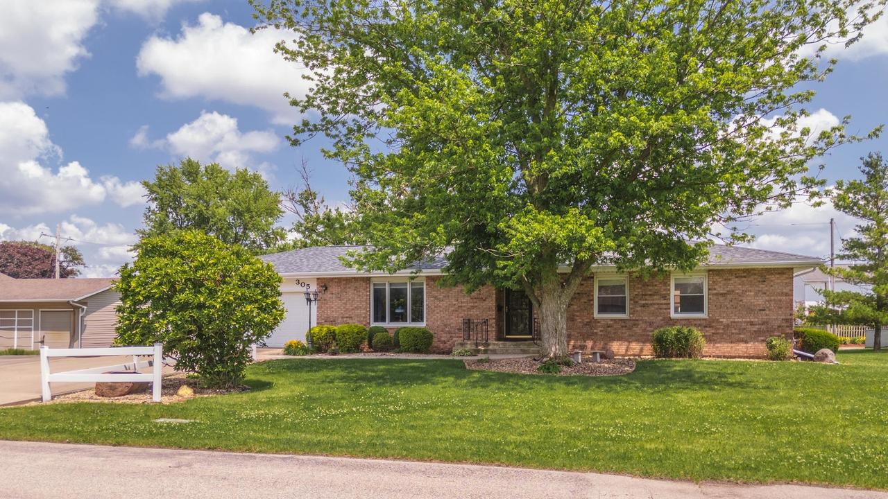 305 S Eighth Ave., Chenoa, IL 61726