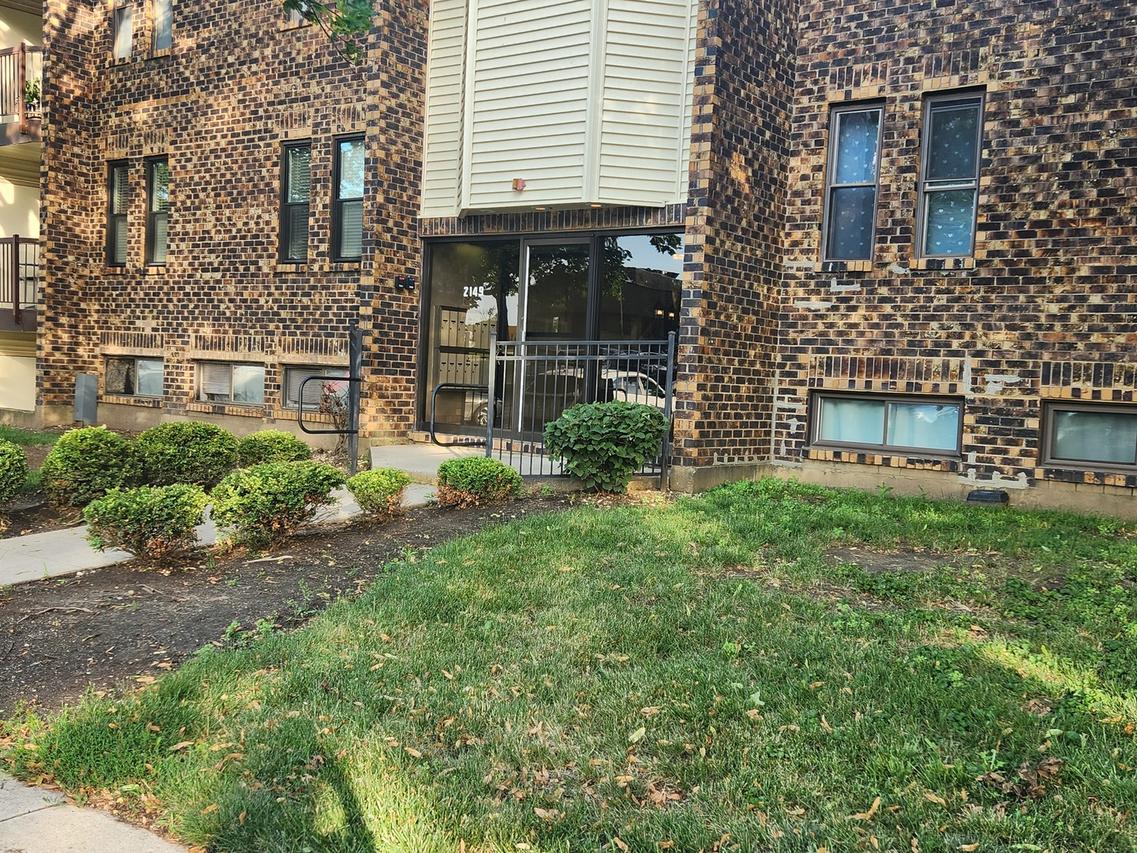 2149 Country Club Dr. #16, Woodridge, IL 60517