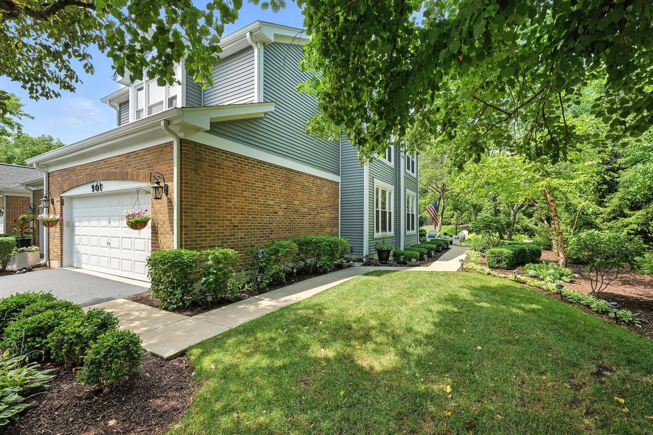 901 Heathrow Ln., Naperville, IL 60540