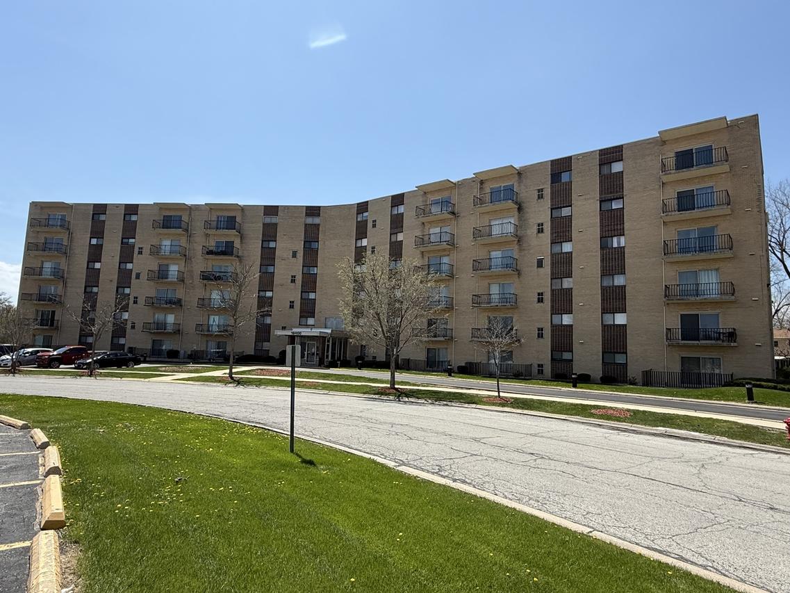 18400 Cherry Creek Dr. #409, Homewood, IL 60430
