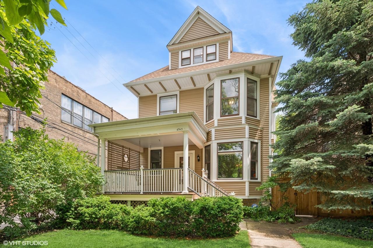 6743 N Greenview Ave., Chicago, IL 60626