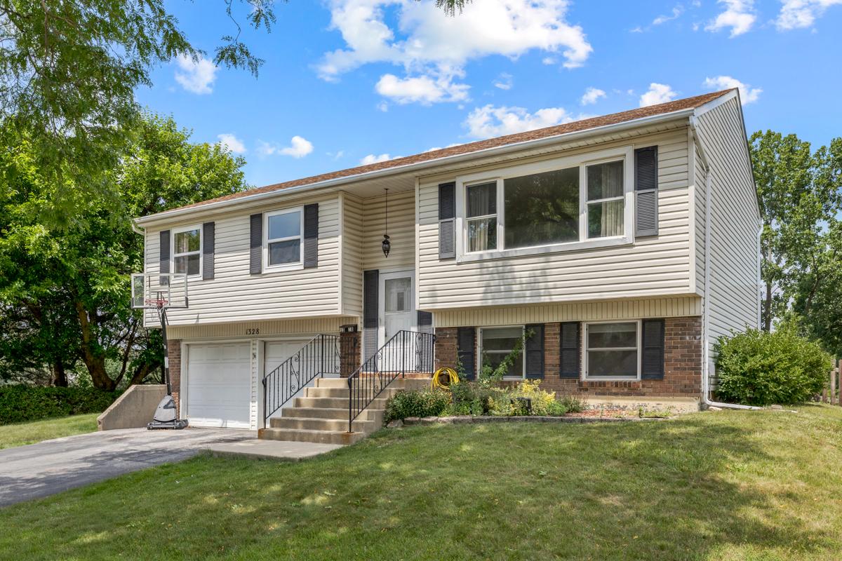 1328 Elmhurst Ln., Schaumburg, IL 60194