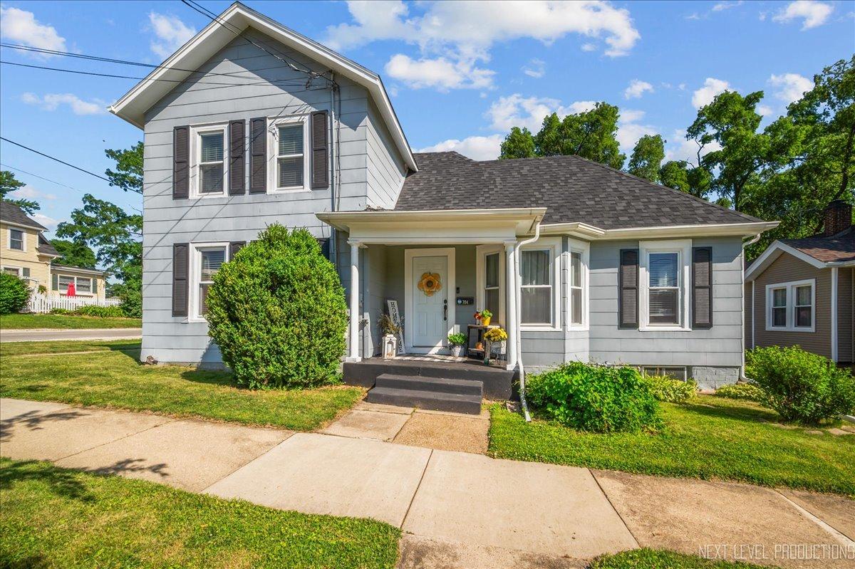 704 Cedar Ave., St. Charles, IL 60174