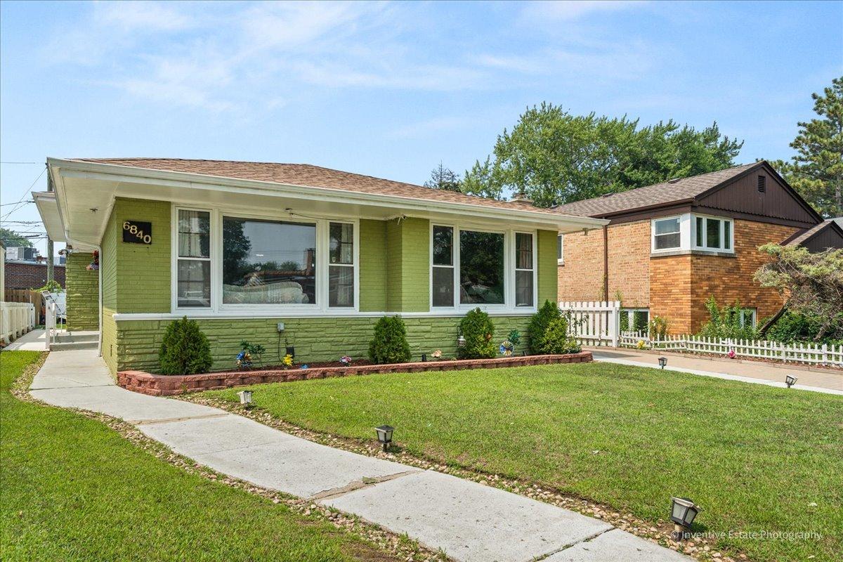 6840 N Keystone Ave., Lincolnwood, IL 60712
