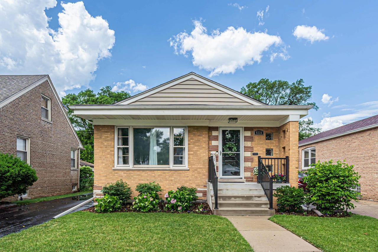 9226 S Utica Ave., Evergreen Park, IL 60805