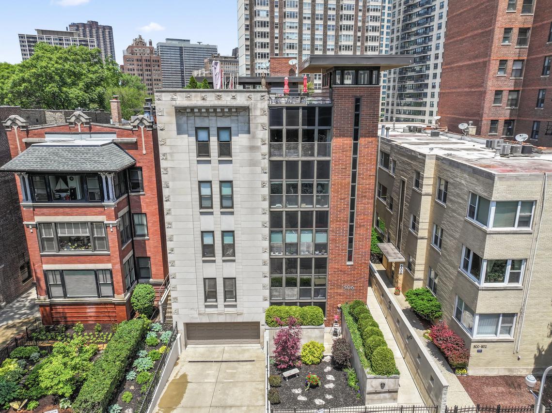 506 W Roscoe St. #201, Chicago, IL 60657