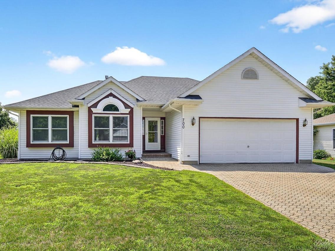 700 Cottonwood Cir., Genoa, IL 60135