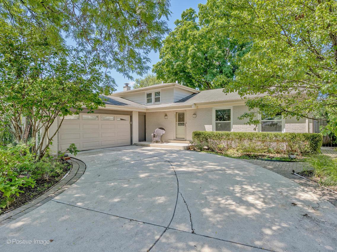 2246 Strawberry Ln., Glenview, IL 60026
