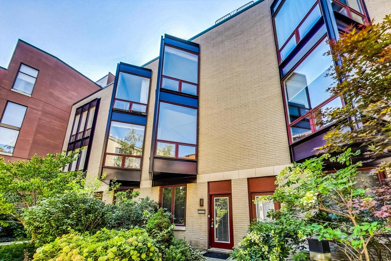 1223 W Cottage Pl., Chicago, IL 60607