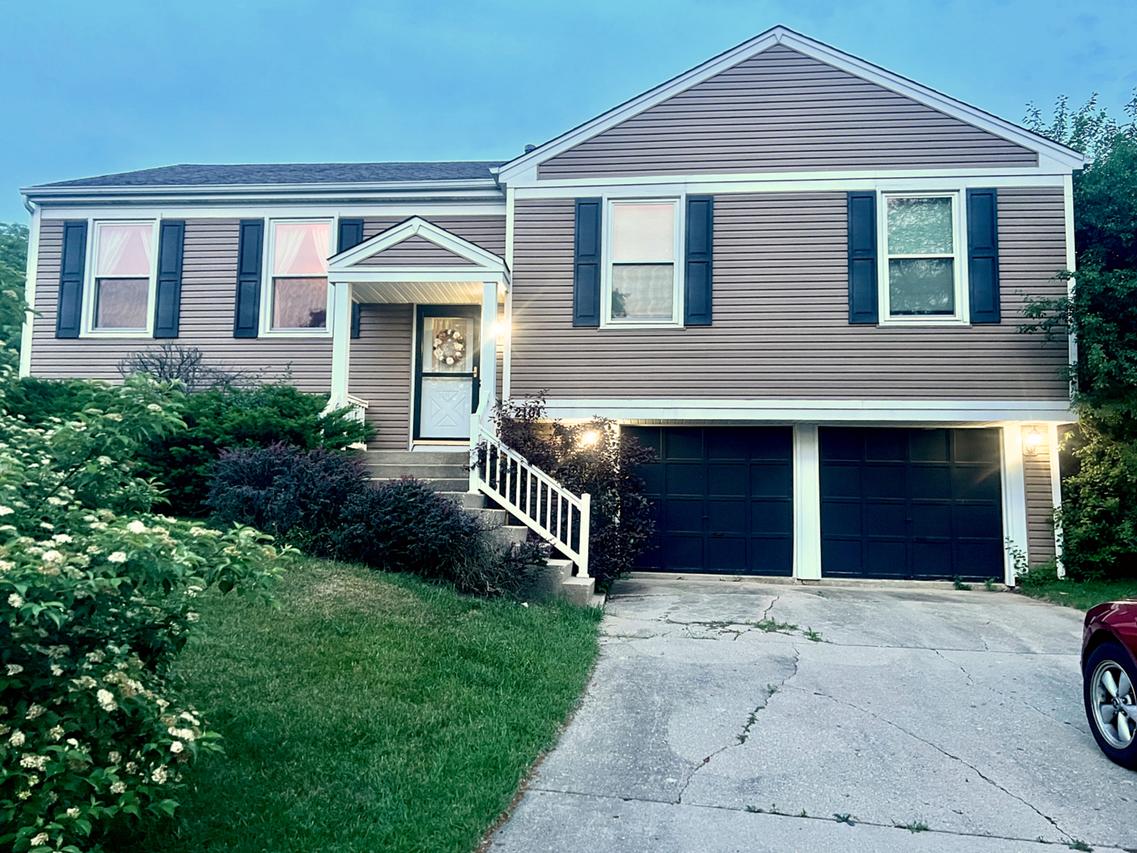 2101 Kensington Dr., Schaumburg, IL 60194