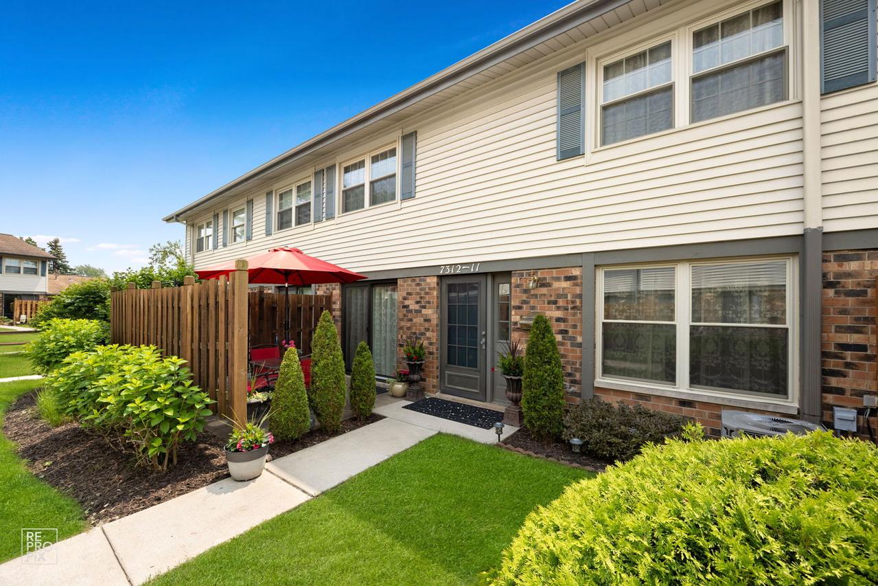 7312 Winthrop Way #11, Downers Grove, IL 60516
