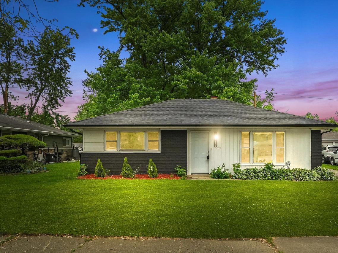 329 Blackhawk Dr., Park Forest, IL 60466