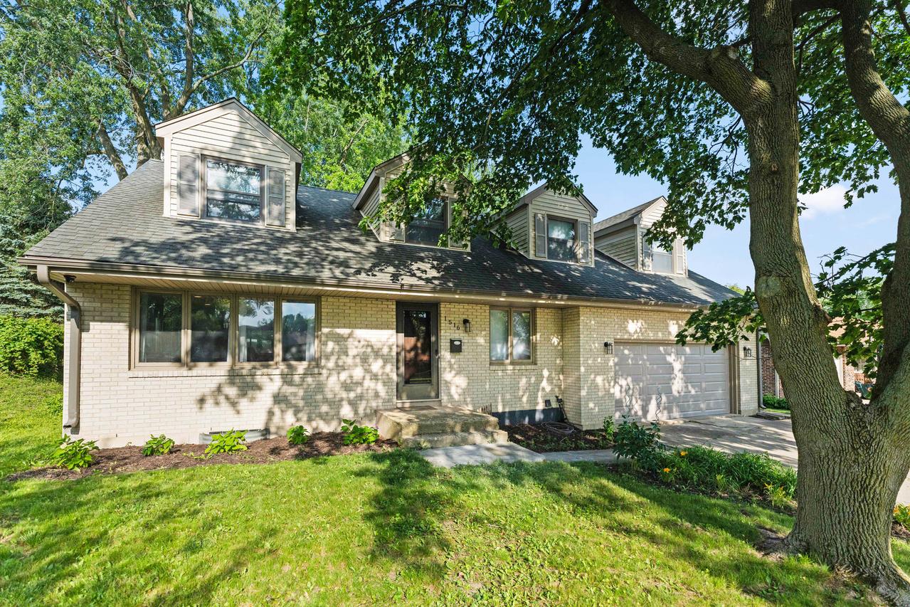 1516 Mayflower Dr., Dekalb, IL 60115