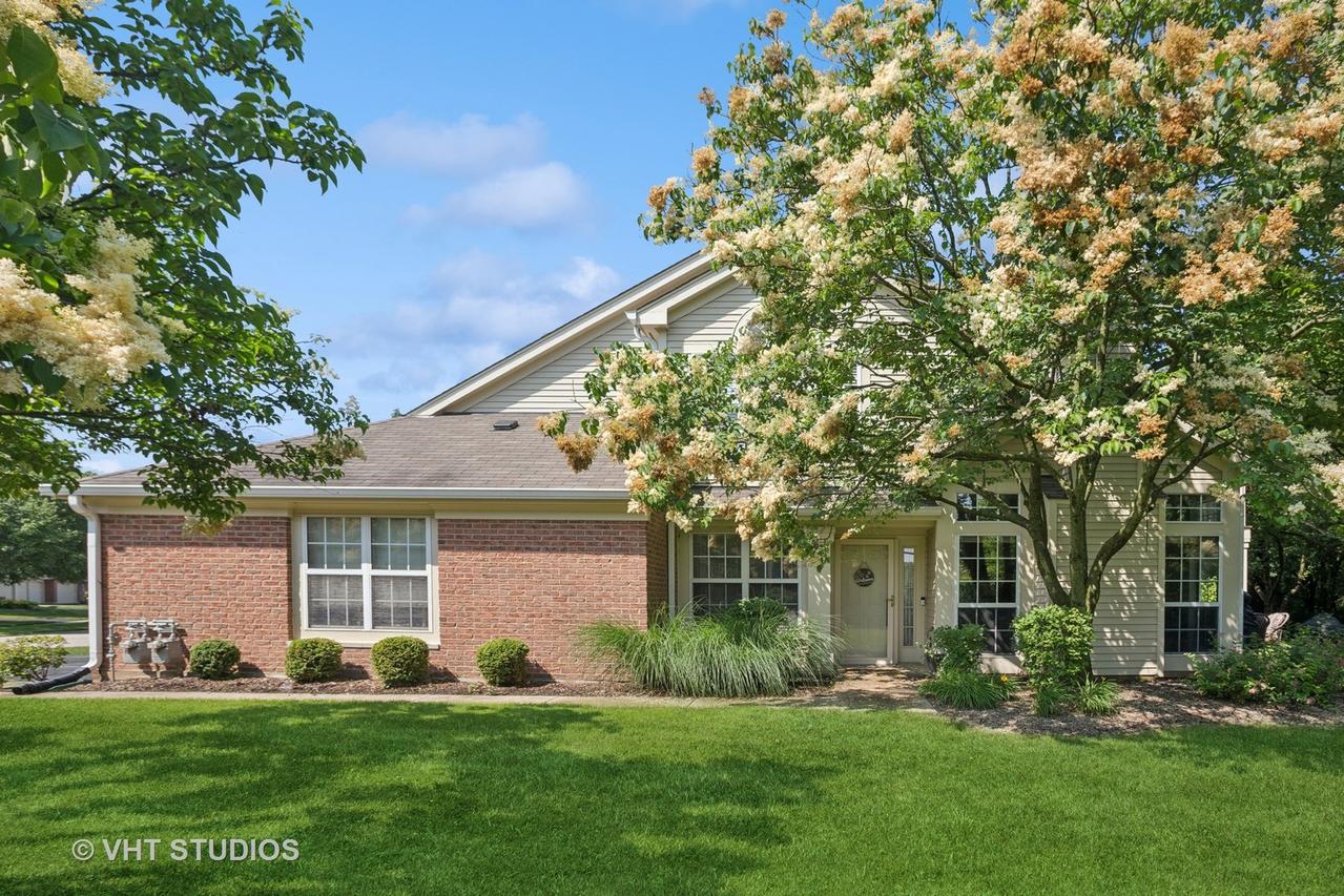 30W020 Mayfair Ct. #20, Warrenville, IL 60555