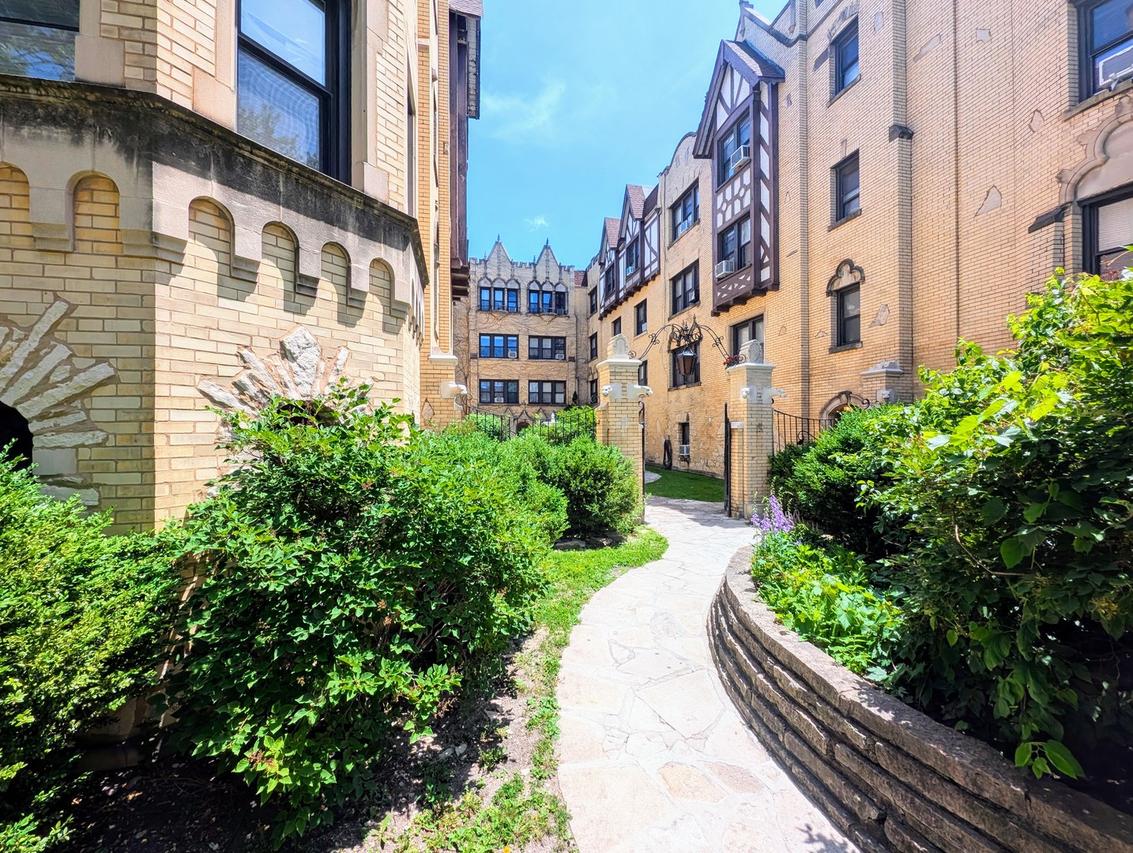5655 N Spaulding Ave. #2W, Chicago, IL 60659
