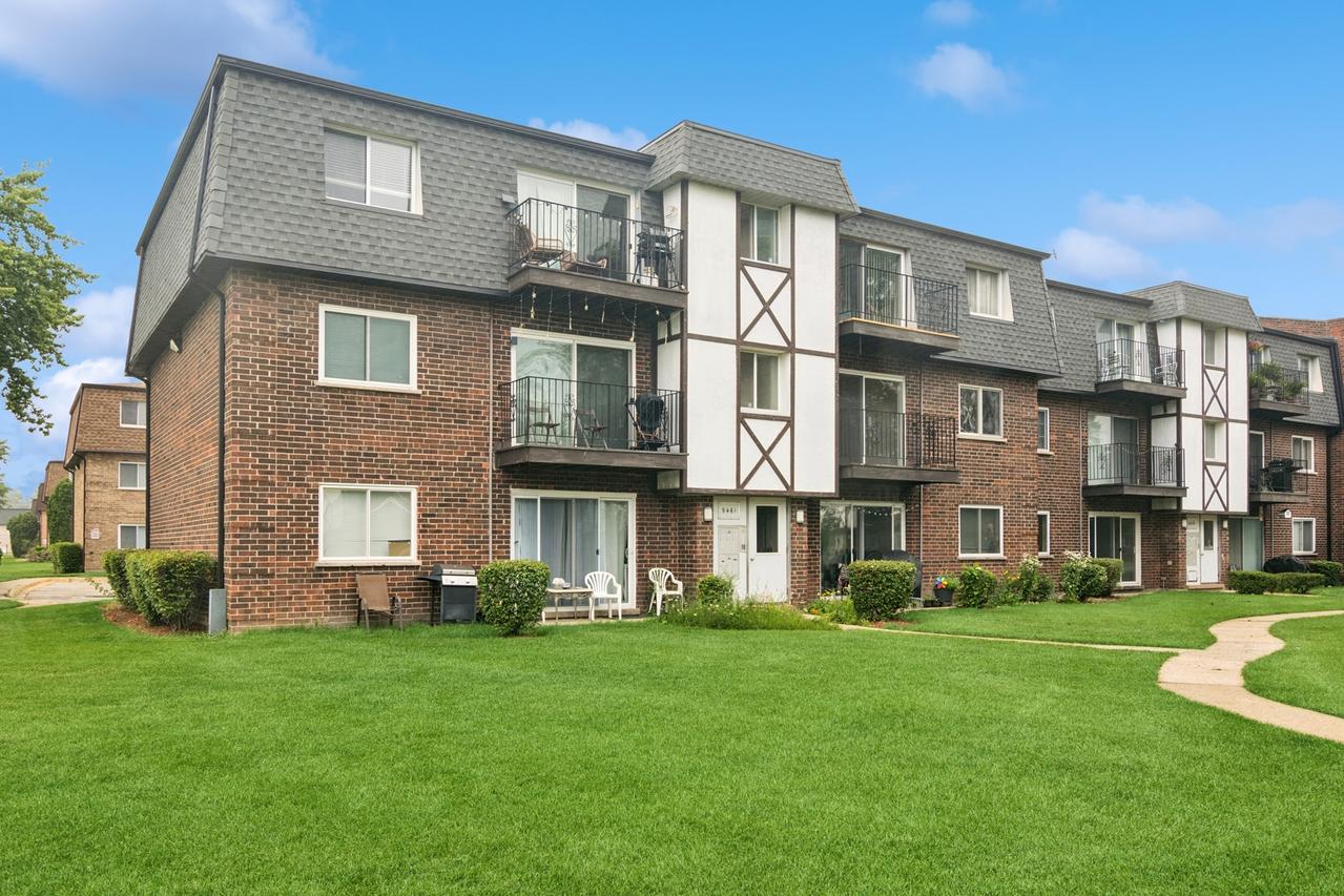 9461 Bay Colony Dr. #2N, Des Plaines, IL 60016