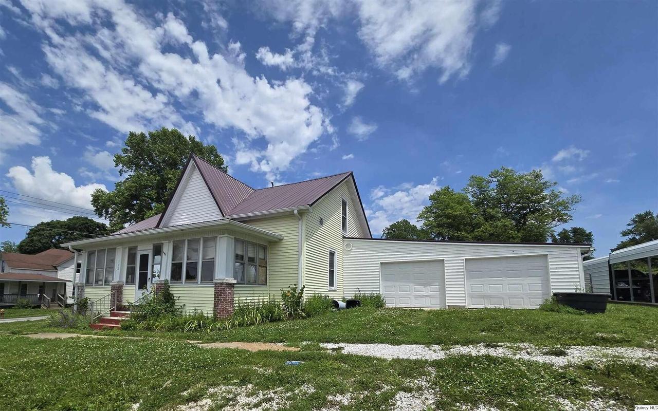 112 N Walnut St., Versailles, IL 62378