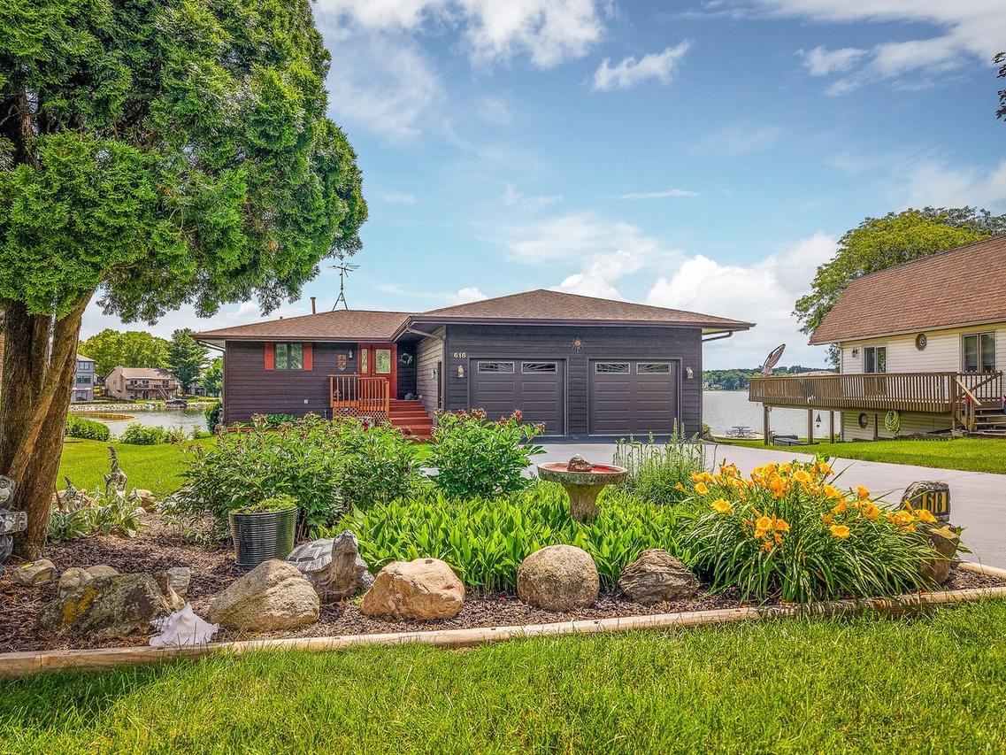 618 NE Candlewick Dr., Poplar Grove, IL 61065