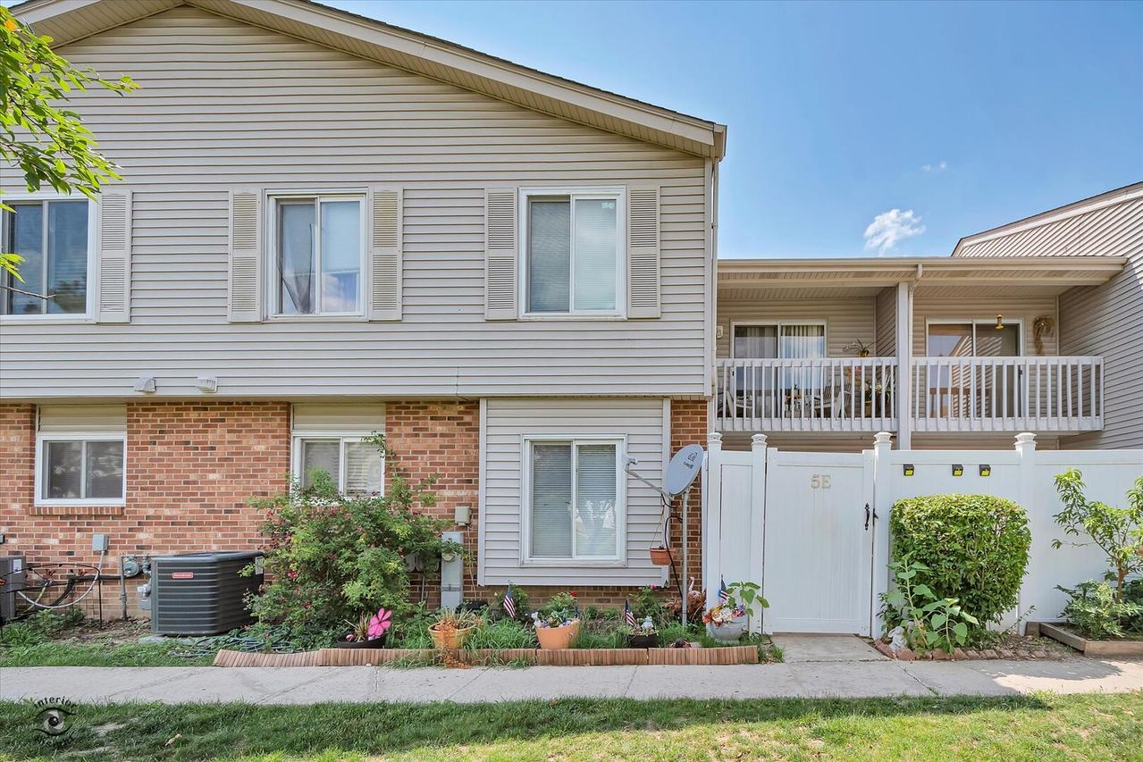 5E Fernwood Dr., Bolingbrook, IL 60440