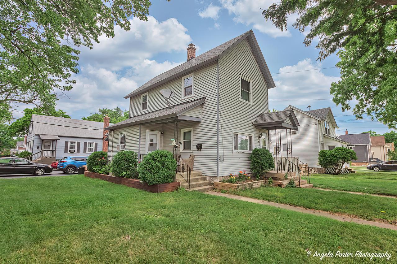 150 1st St., Woodstock, IL 60098