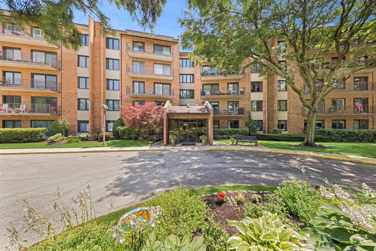 601 Lake Hinsdale Dr. #112, Willowbrook, IL 60527