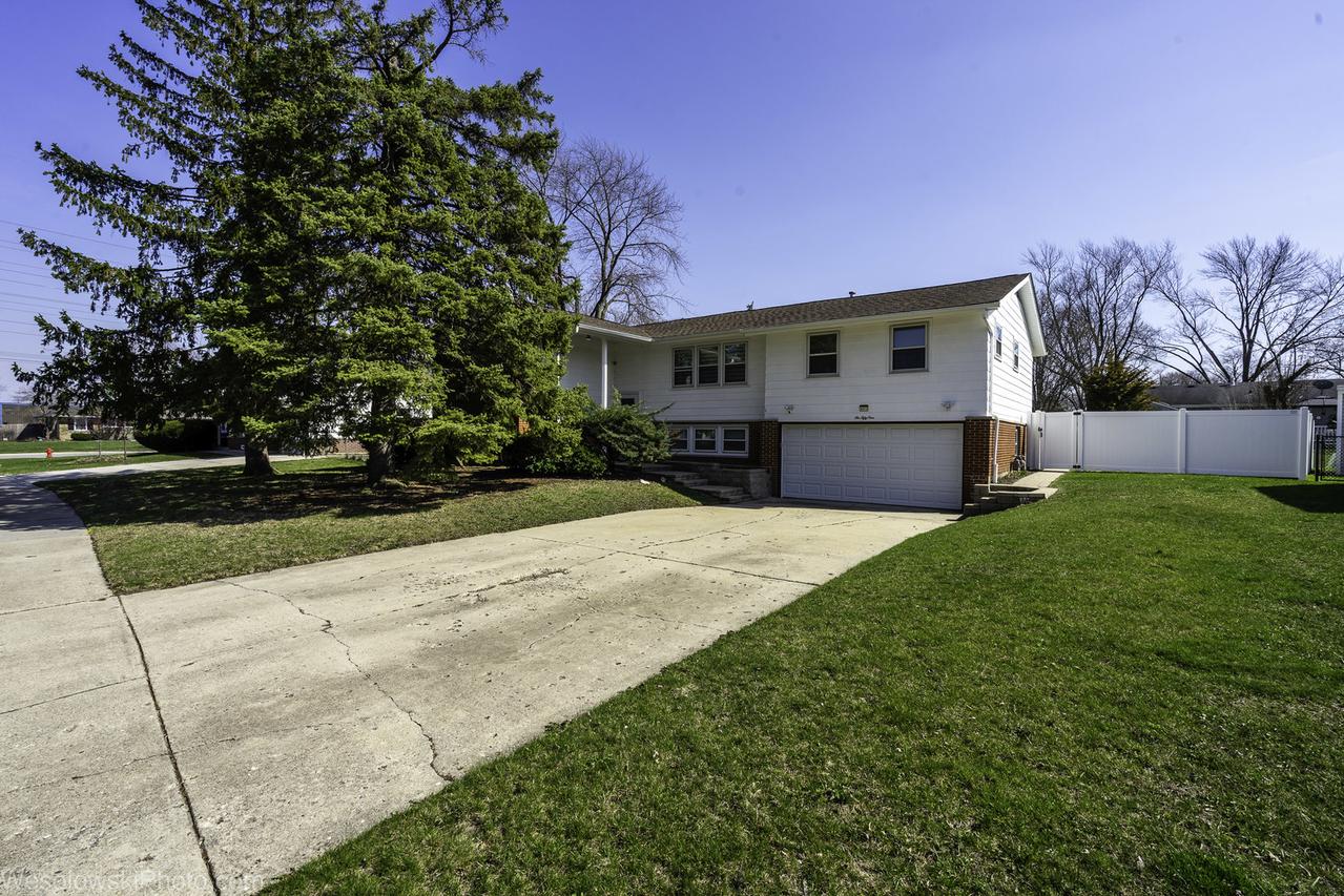 651 Clearmont Dr., Elk Grove Village, IL 60007