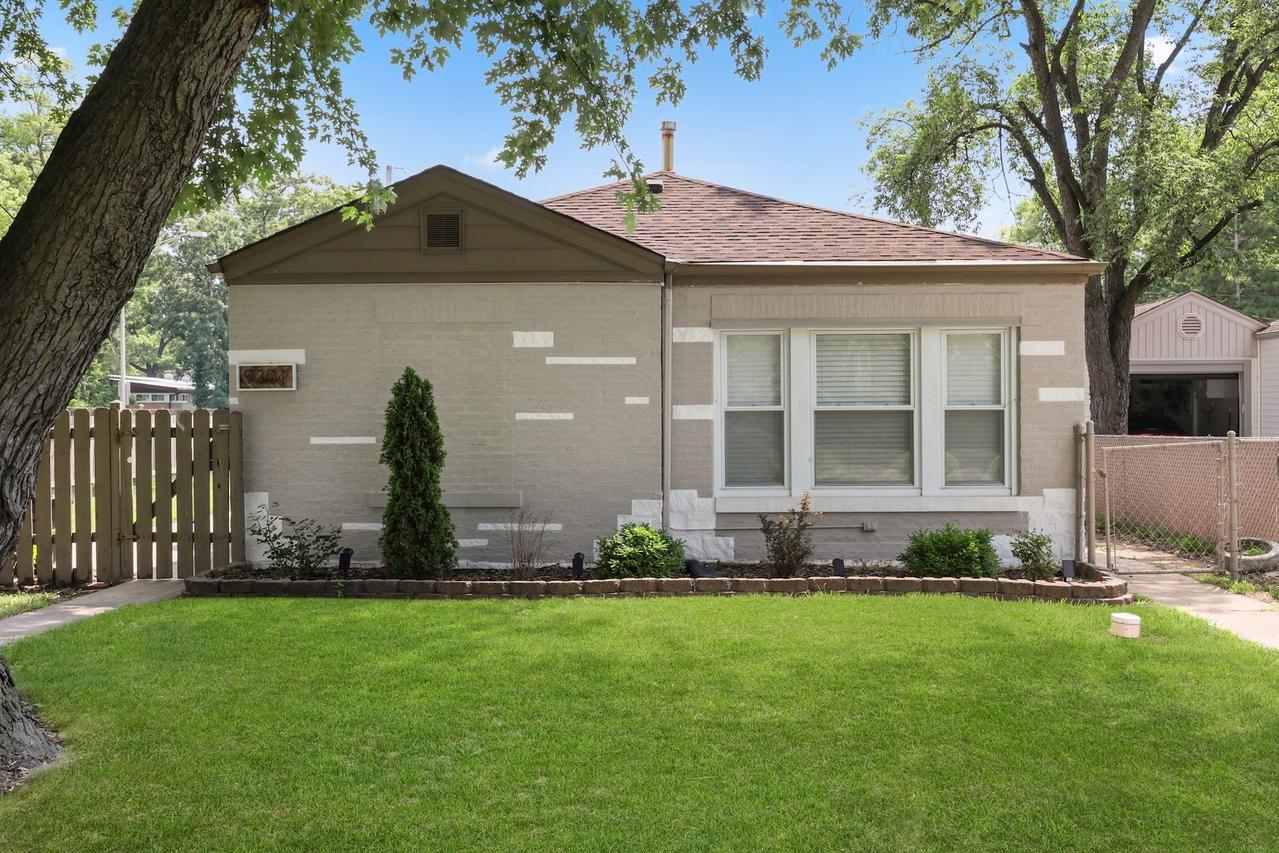 9301 Raymond Ave., Oak Lawn, IL 60453