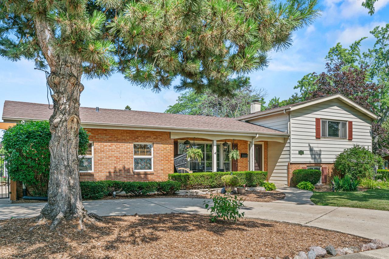 330 N Country Club Dr., Addison, IL 60101