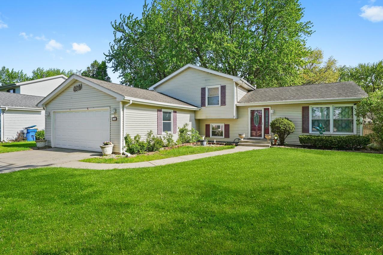 136 Anita Dr., Bourbonnais, IL 60914