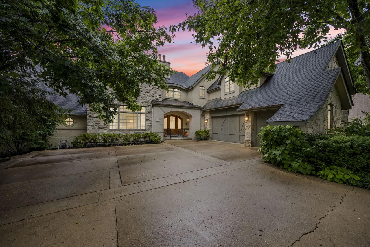 2255 Hills Oak Ct., Lisle, IL 60532