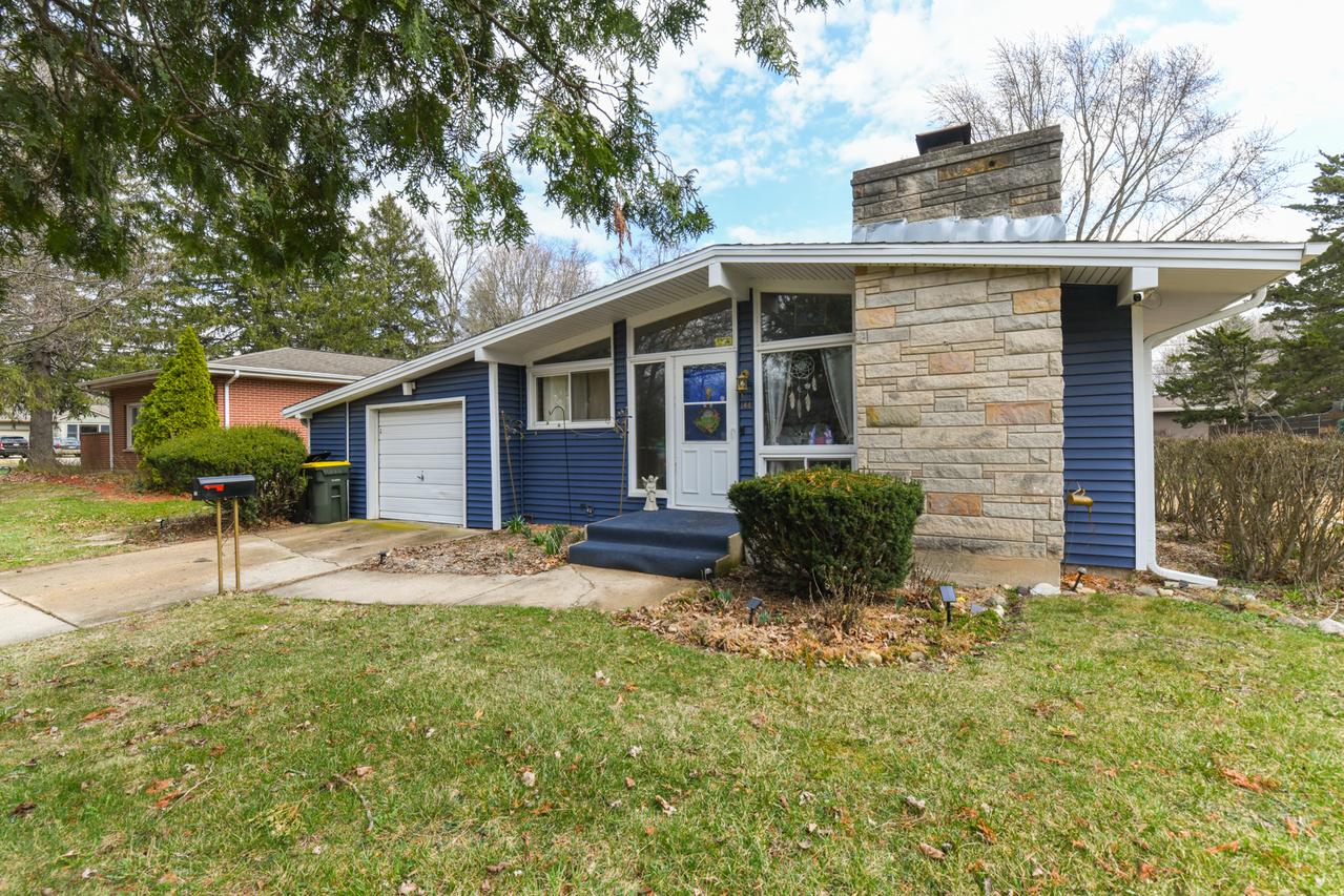 144 Crestwood Dr., East Dundee, IL 60118