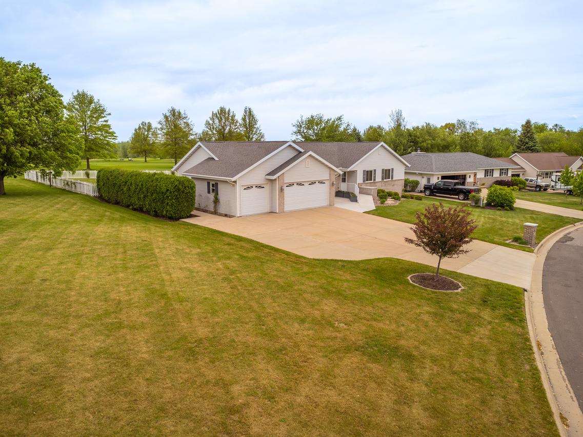 105 Rollin Dr., Lena, IL 61048