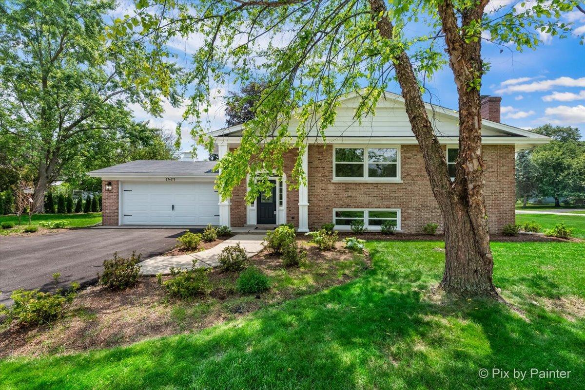 27W075 Fleming Dr., Winfield, IL 60190