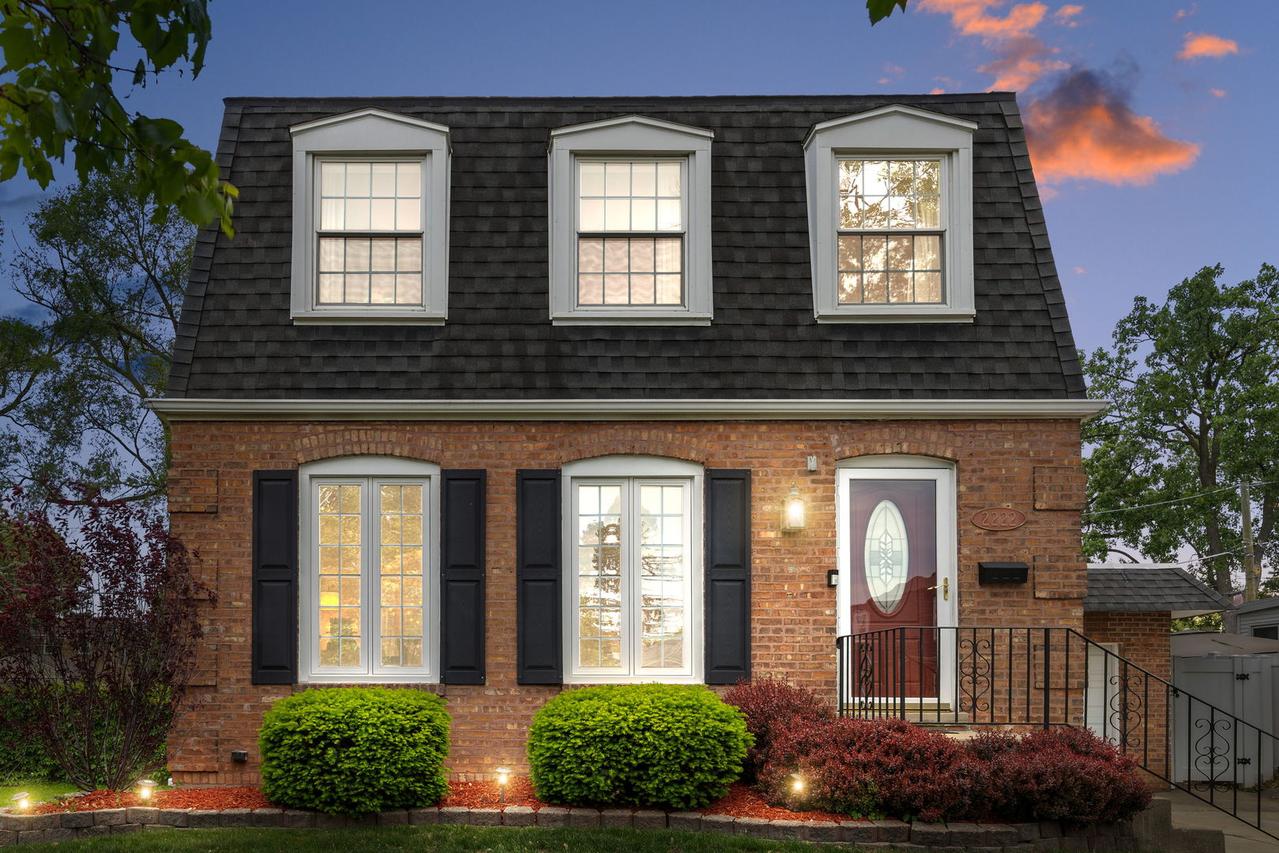 2222 Buckingham Ave., Westchester, IL 60154