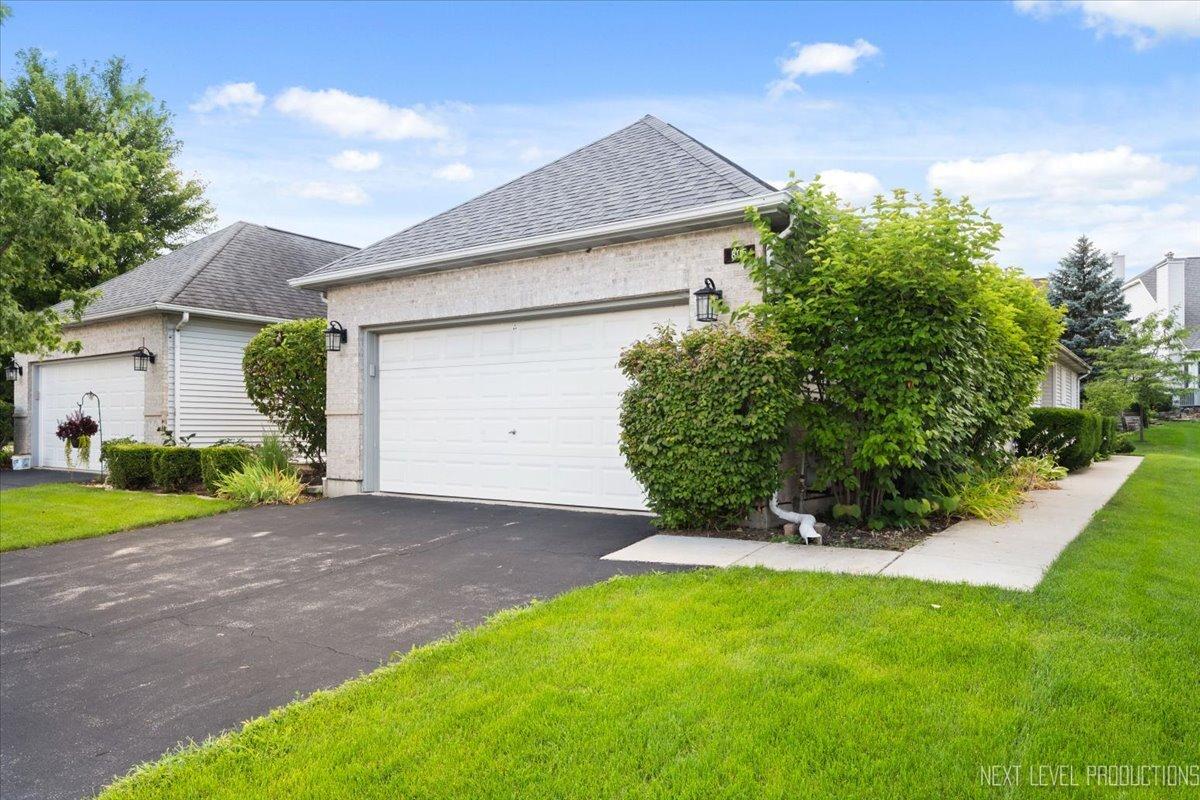 805 Thornwood Dr., St. Charles, IL 60174